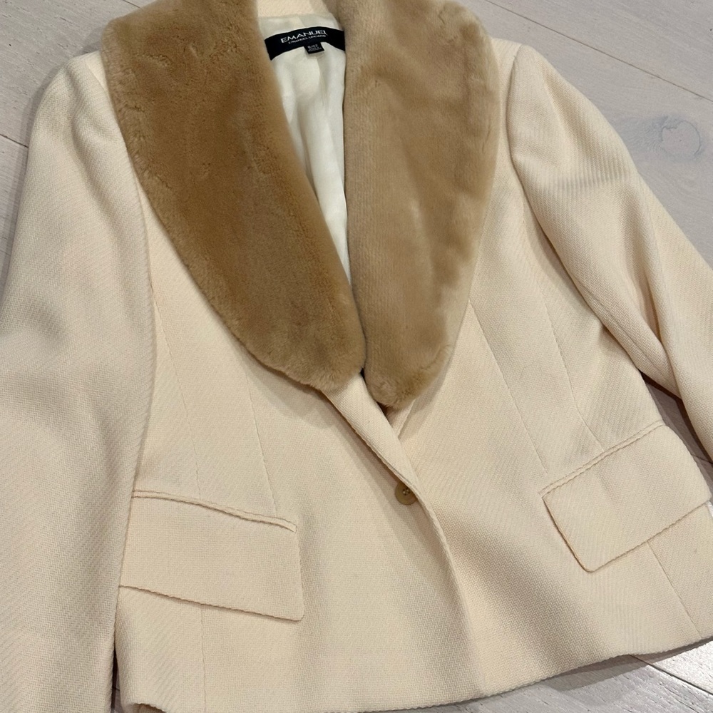 Emanuel Ungaro wool BlazerWith RemovableFur CollarVintage statement piece
Size 8 - Picture 2 of 9